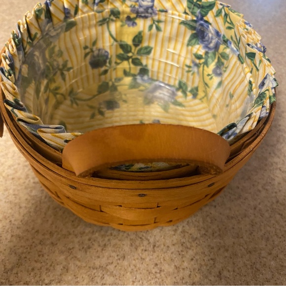 Longaberger Basket with leather handles, fabric and plastic liner - Picture 6 of 7